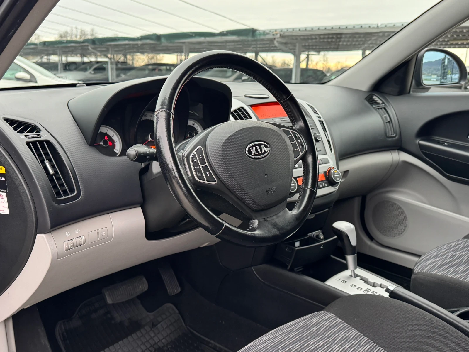 Kia Ceed 1.6i АВТОМАТ, снимка 6 - Автомобили и джипове - 54032068