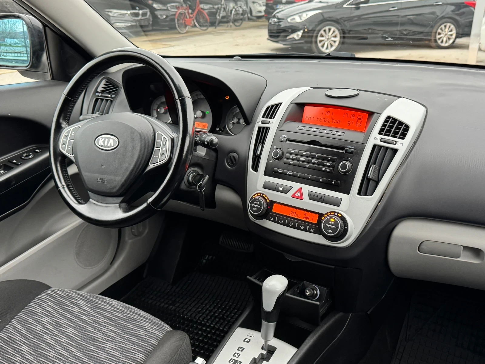 Kia Ceed 1.6i АВТОМАТ, снимка 10 - Автомобили и джипове - 54032068