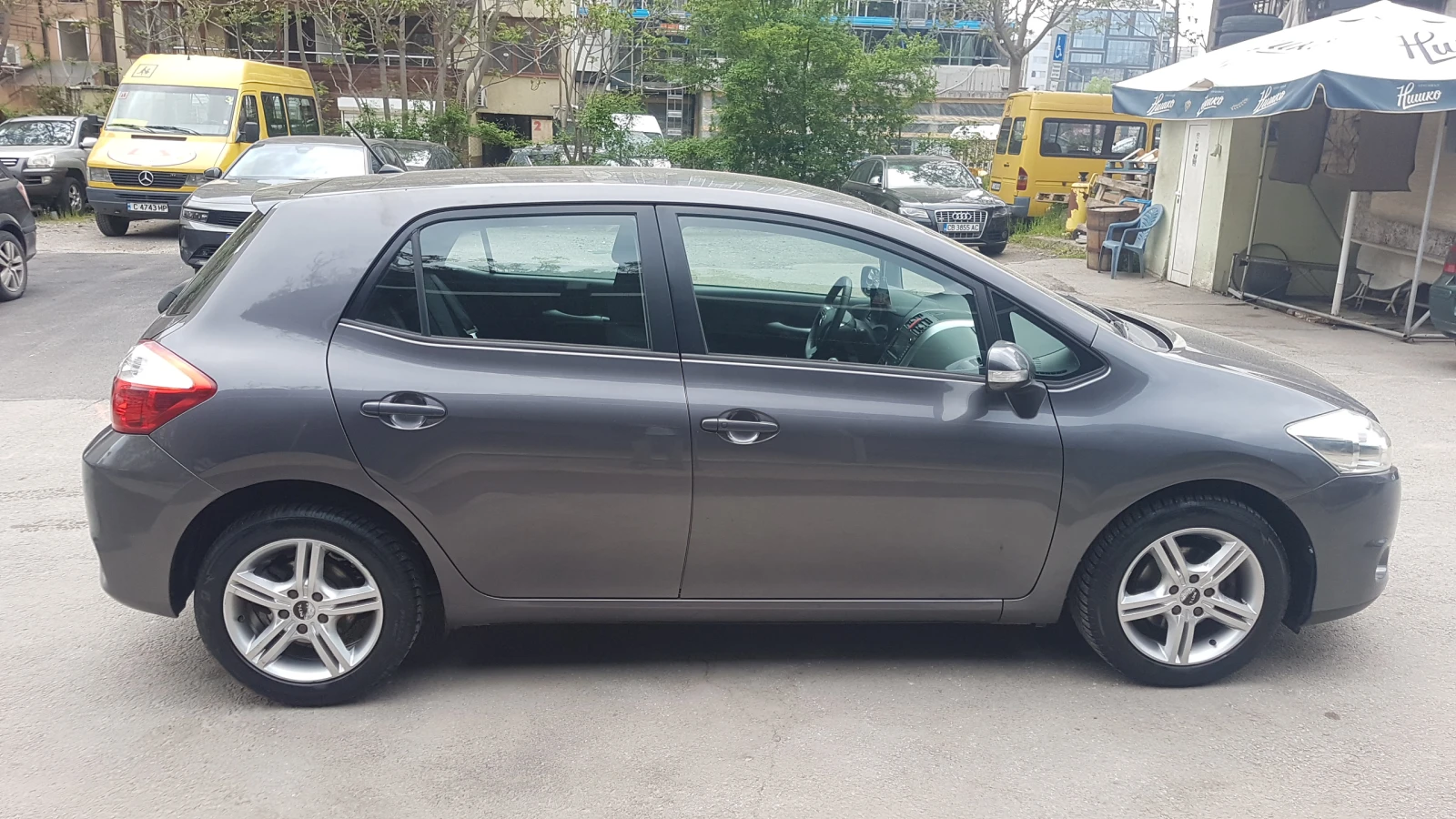 Toyota Auris 1.8I FACELIFT-KEYLESS-KAMERA, снимка 4 - Автомобили и джипове - 54447252