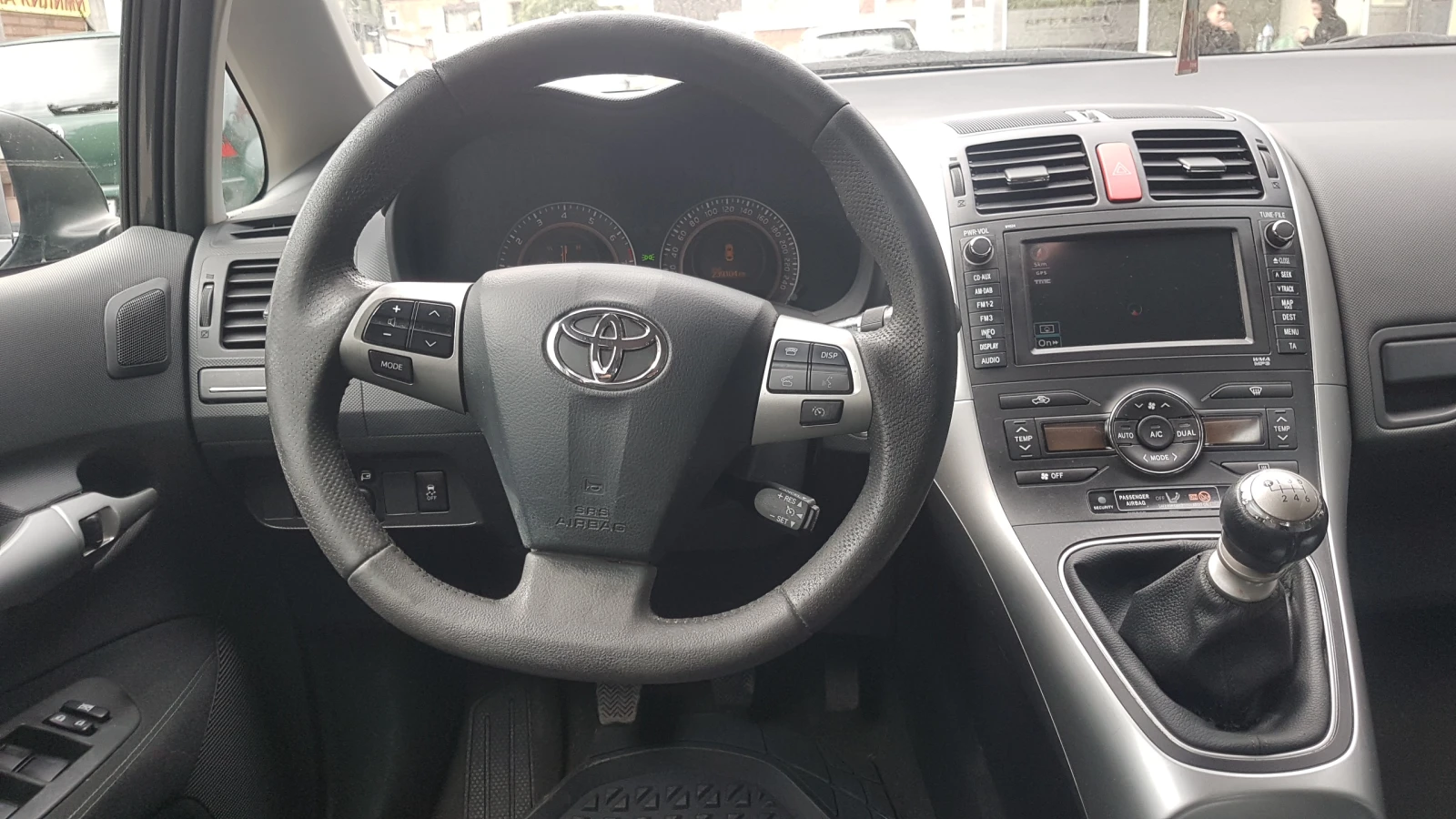 Toyota Auris 1.8I FACELIFT-KEYLESS-KAMERA, снимка 9 - Автомобили и джипове - 54447252