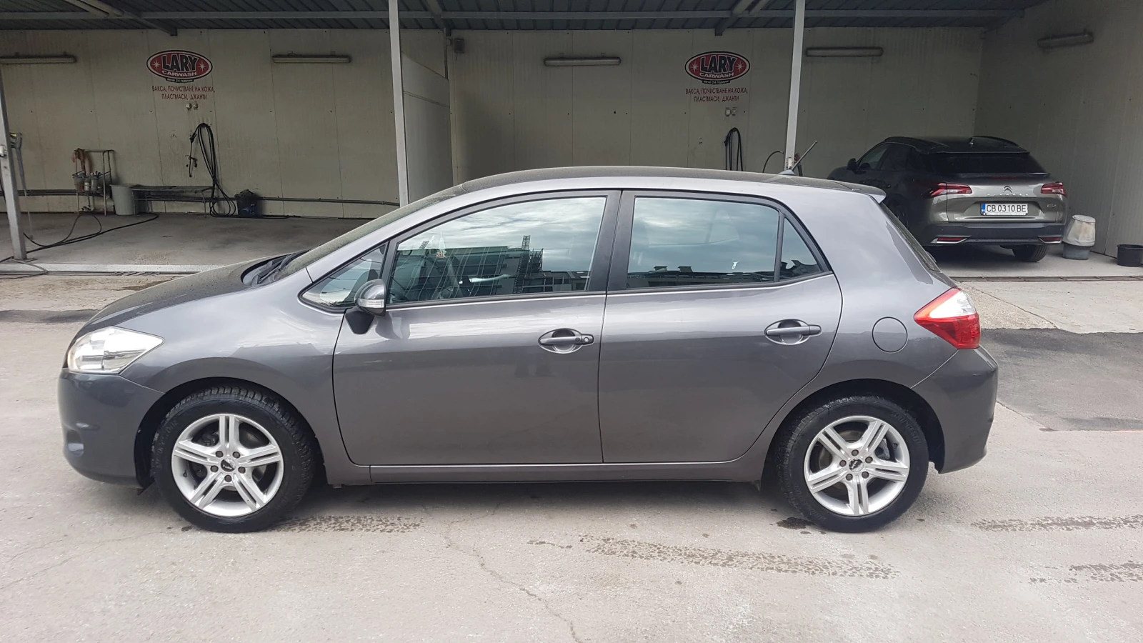 Toyota Auris 1.8I FACELIFT-KEYLESS-KAMERA, снимка 2 - Автомобили и джипове - 54447252