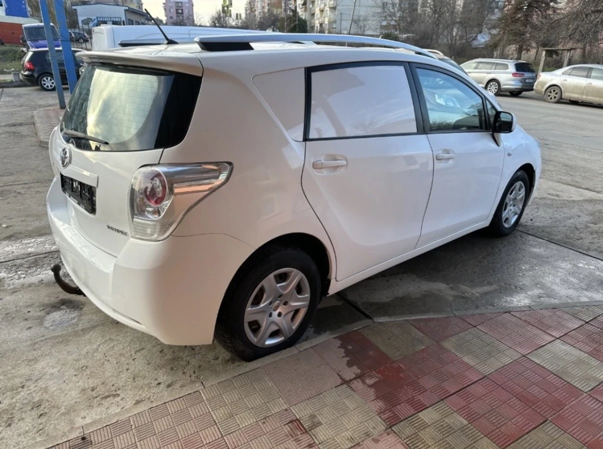 Toyota Verso 2.0, снимка 4 - Автомобили и джипове - 54486405