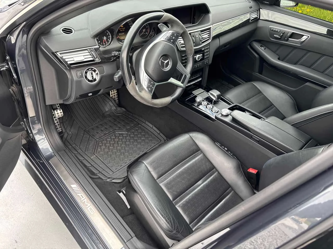 Mercedes-Benz E 63 AMG | ОТЛИЧНО СЪСТОЯНИЕ| КАРБОНОВИ ДЕТАЙЛИ| CARFAX, снимка 11 - Автомобили и джипове - 54633368
