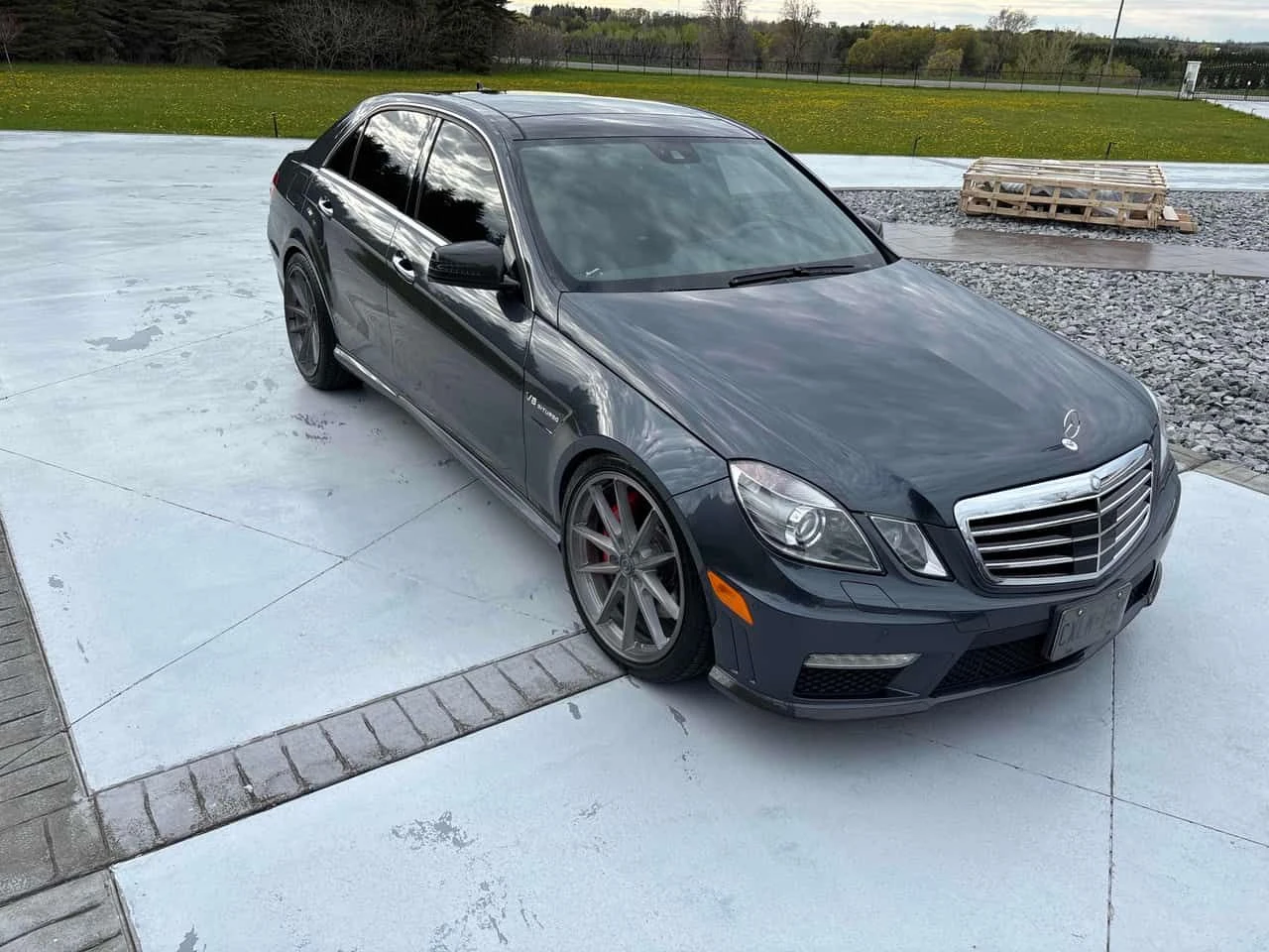 Mercedes-Benz E 63 AMG | ОТЛИЧНО СЪСТОЯНИЕ| КАРБОНОВИ ДЕТАЙЛИ| CARFAX, снимка 2 - Автомобили и джипове - 54633368