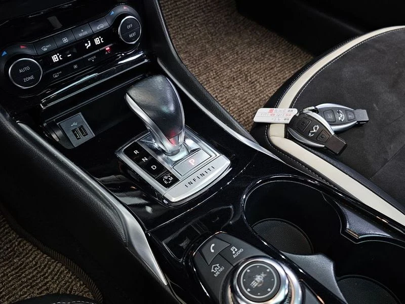 Infiniti Q30 2.0 270920 Automatic, снимка 13 - Автомобили и джипове - 55597582