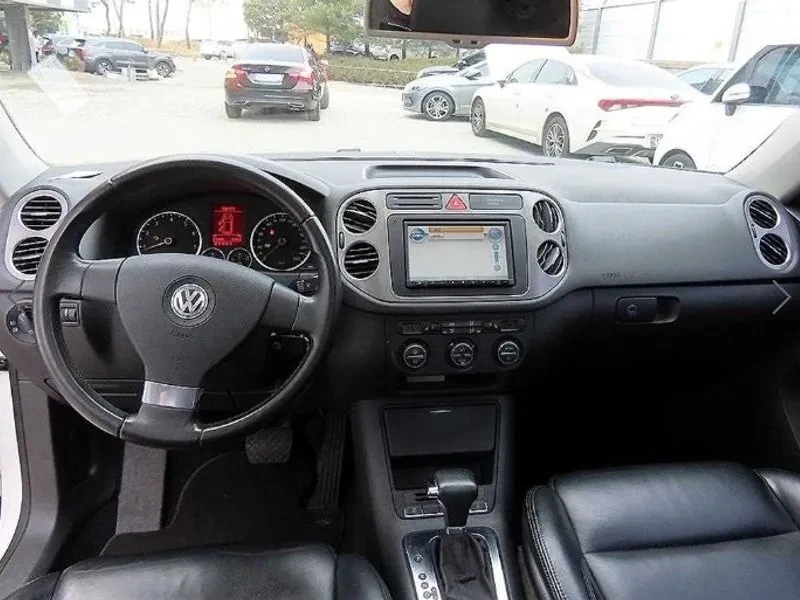 VW Tiguan 2.0 Tsi 5N, снимка 13 - Автомобили и джипове - 56112837
