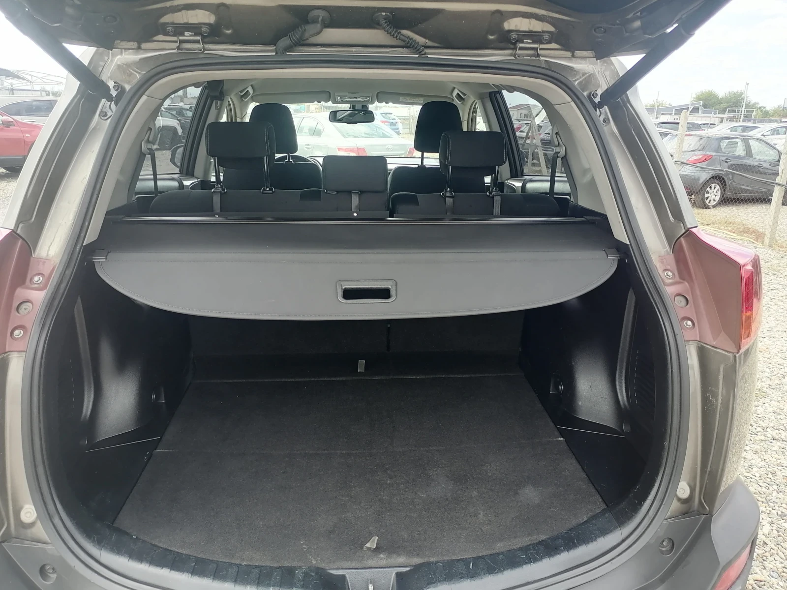 Toyota Rav4 2, 0 D4D, снимка 13 - Автомобили и джипове - 56312855