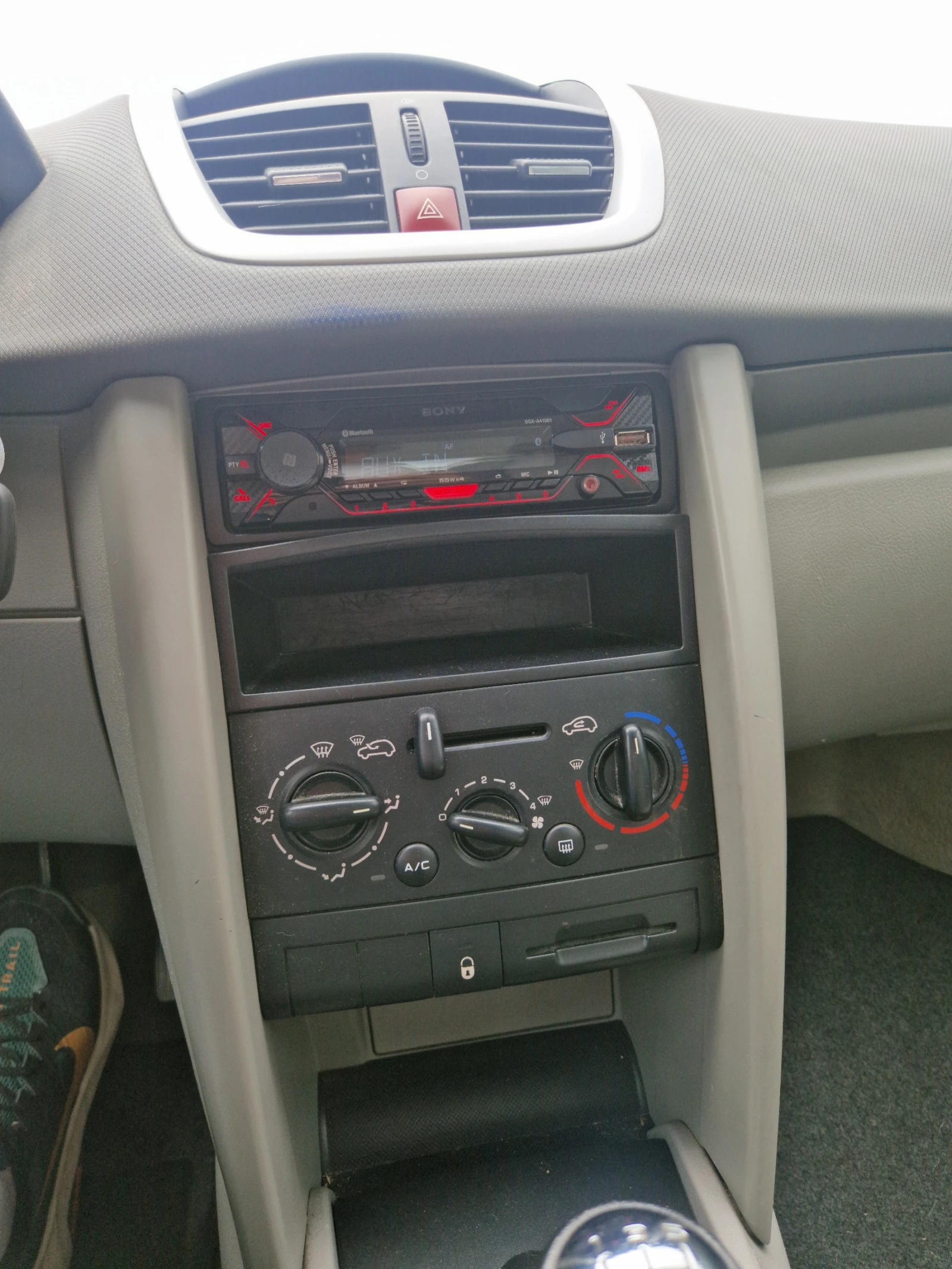 Peugeot 207 1.4i 122000км!, снимка 11 - Автомобили и джипове - 54887542