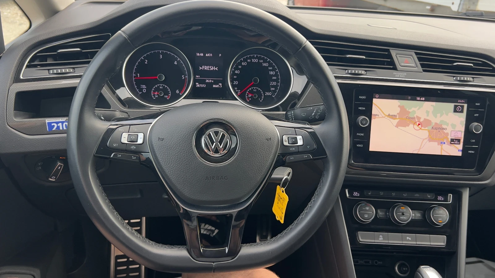 VW Touran 2.0/150Highline  DSG DISTRONIC led без зъбележка , снимка 10 - Автомобили и джипове - 55015279