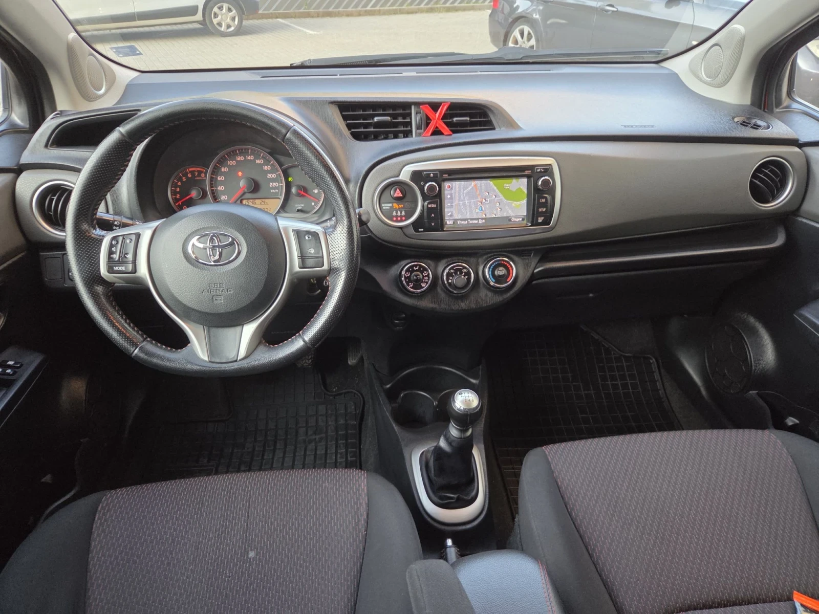 Toyota Yaris 2012g.1330куб.101к.с., снимка 14 - Автомобили и джипове - 55492895