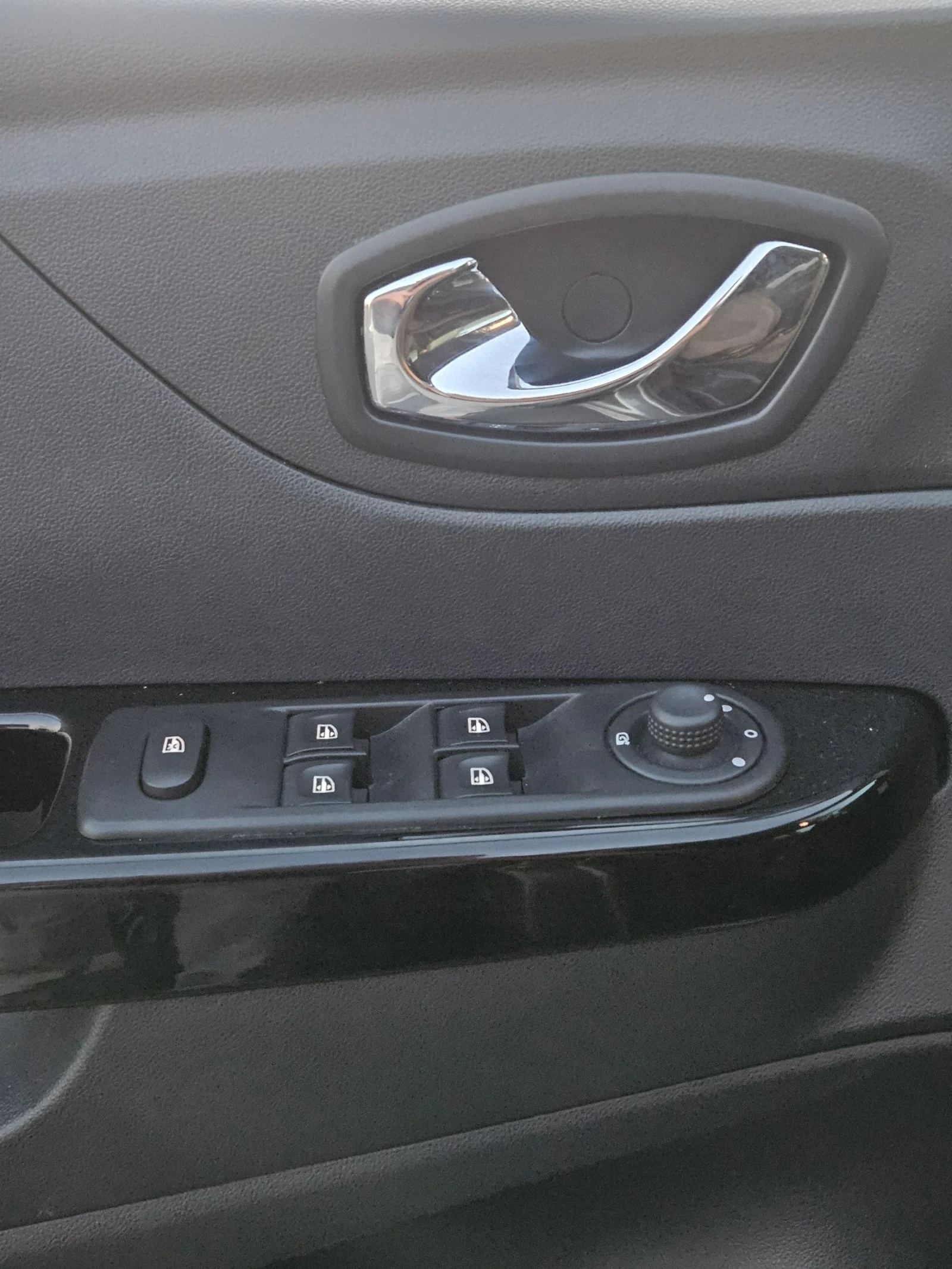 Renault Captur 1.2CTE Automatic 2016, снимка 15 - Автомобили и джипове - 55468846