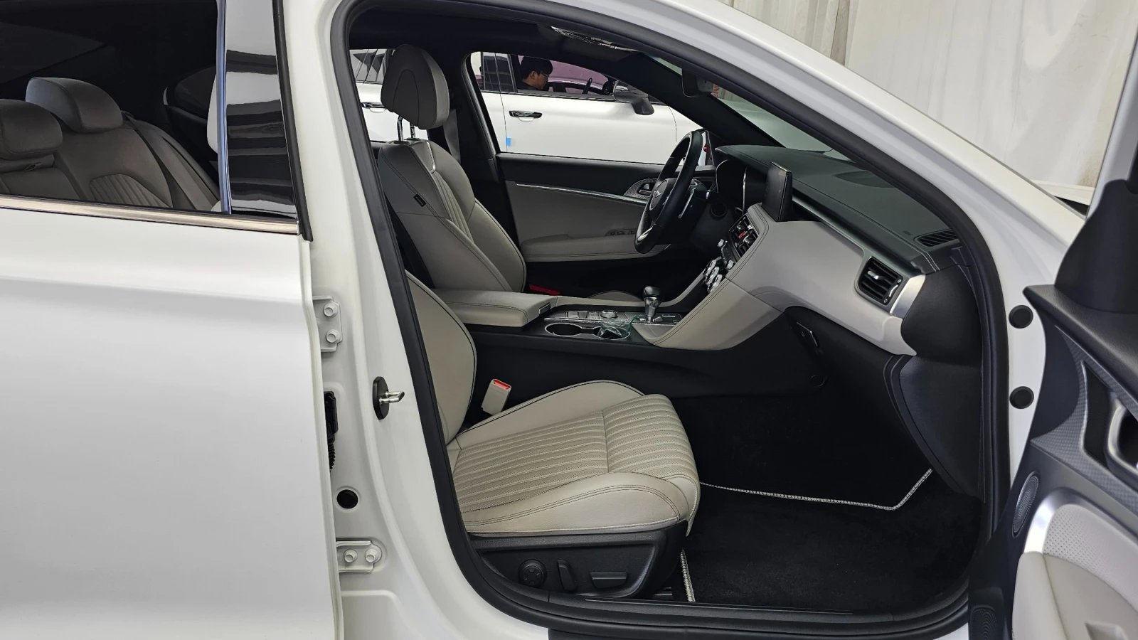 Genesis G70 Sports Package, Wide sunroof, снимка 9 - Автомобили и джипове - 55951858