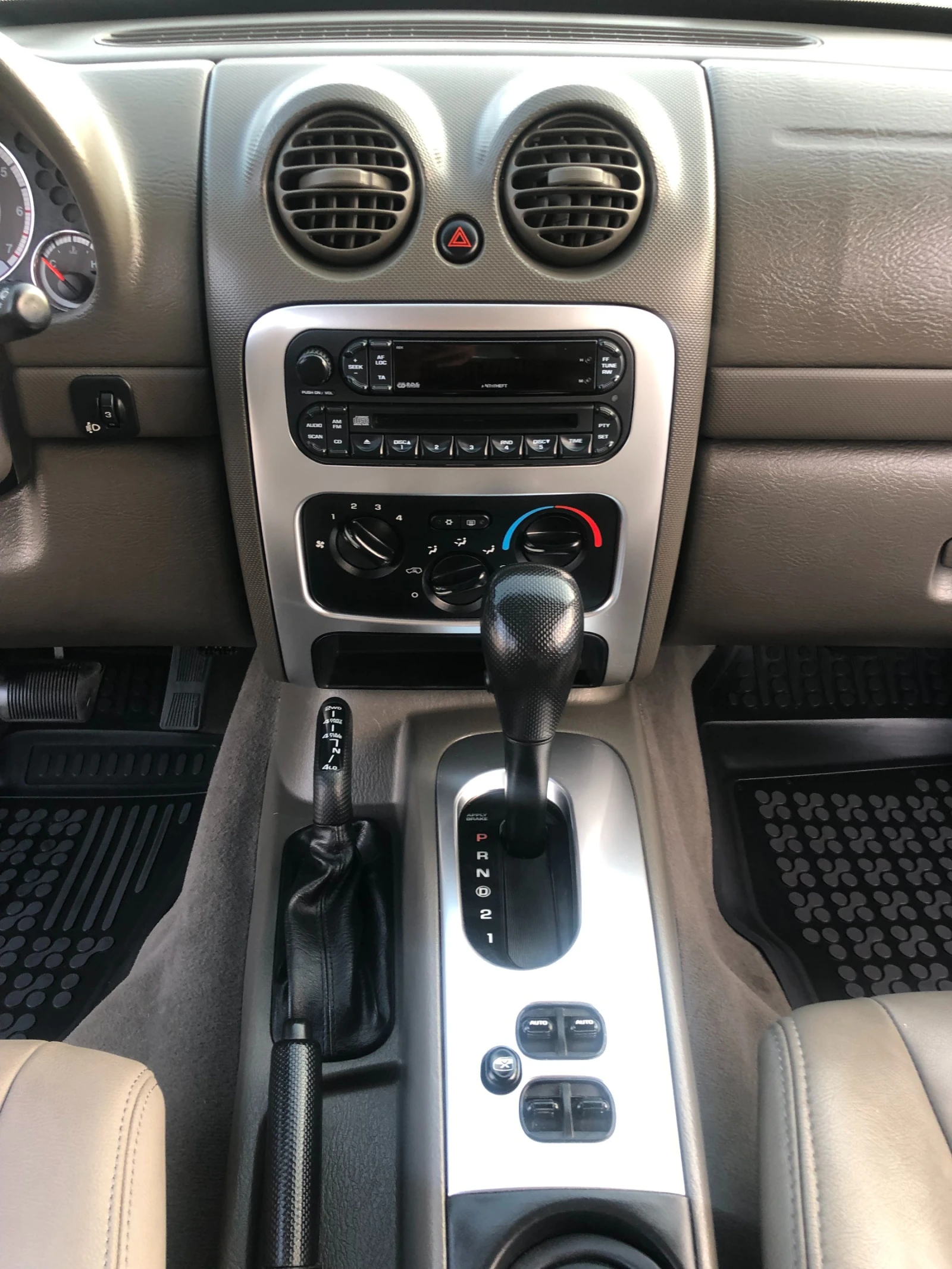 Jeep Cherokee 3.7 LIMITED  | Mobile.bg   16