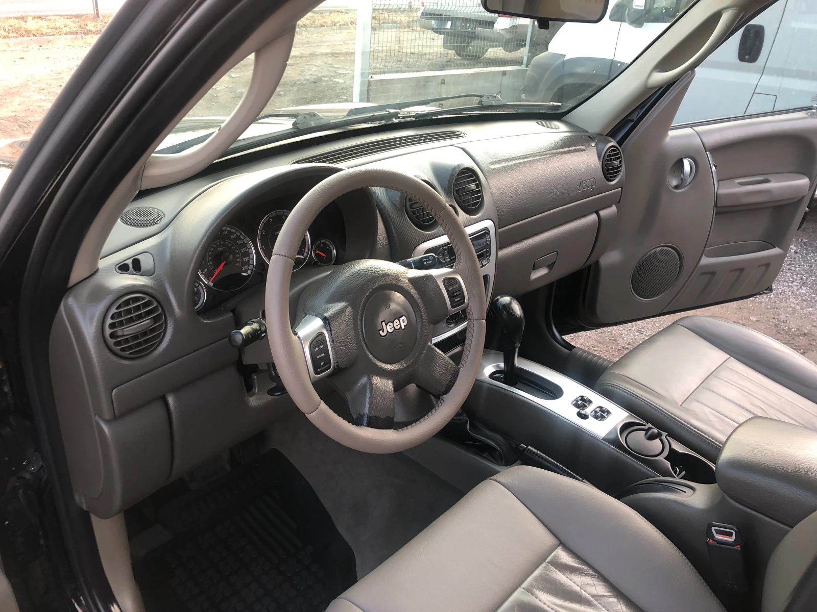 Jeep Cherokee 3.7 LIMITED ГЪРЦИЯ - изображение 9