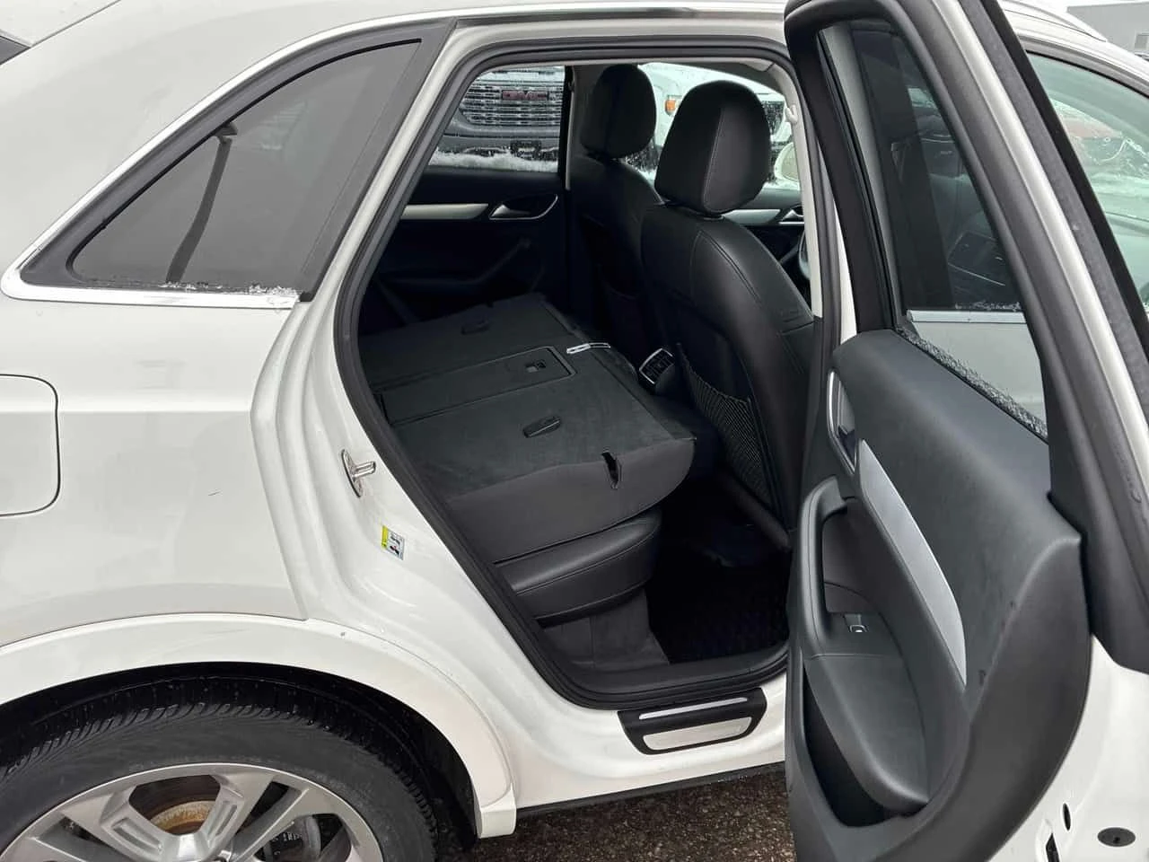 Audi Q3 * Progressiv * CARFAX * ПАНОРАМА * KEYLESS * , снимка 14 - Автомобили и джипове - 53780669