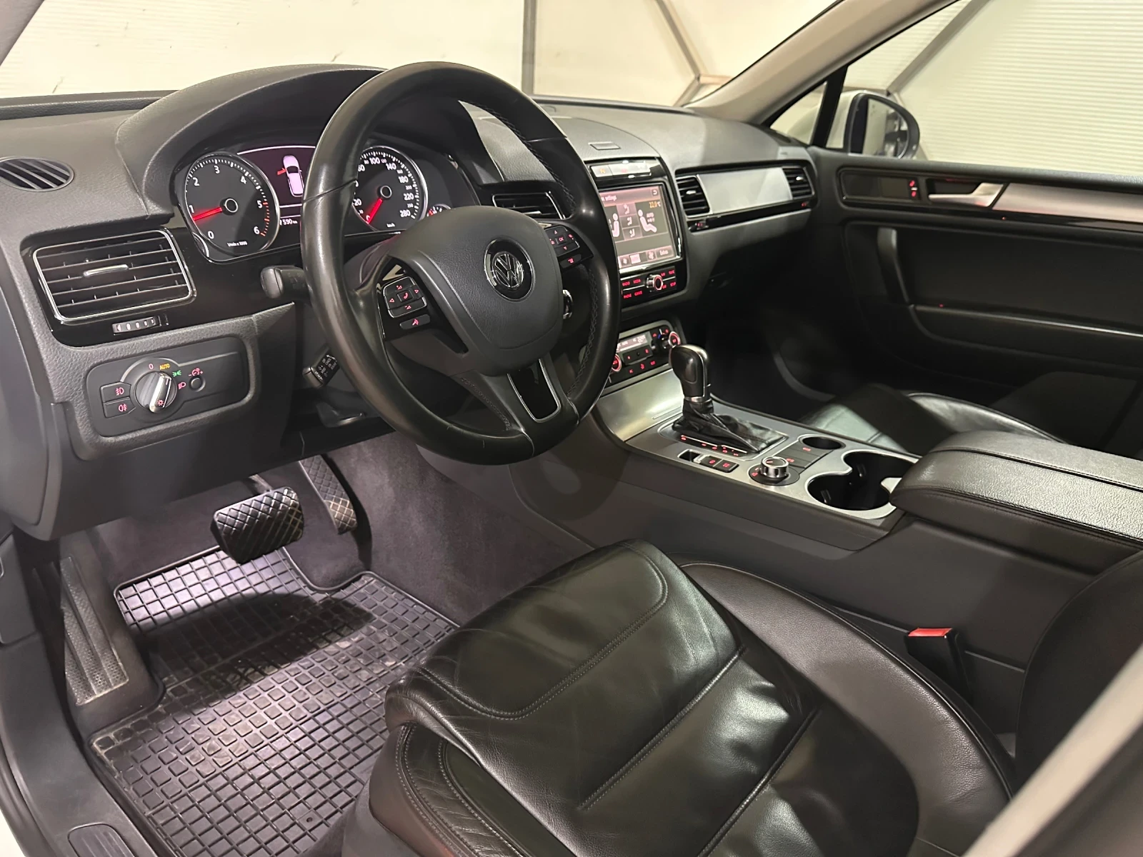 VW Touareg, снимка 7 - Автомобили и джипове - 54737727
