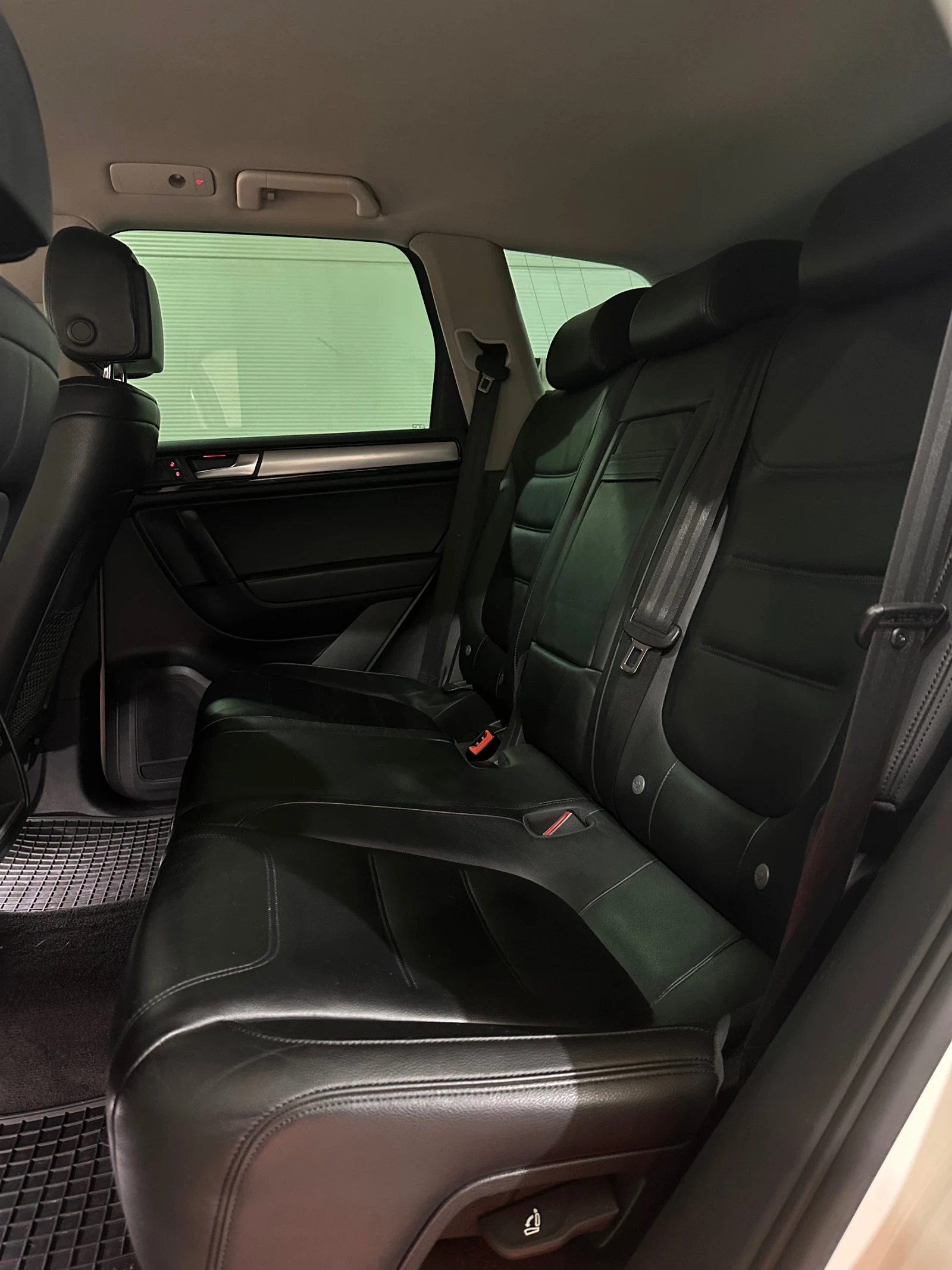 VW Touareg, снимка 15 - Автомобили и джипове - 54737727