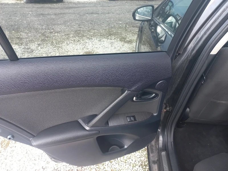 Toyota Avensis 1, 8 I, снимка 12 - Автомобили и джипове - 53245012