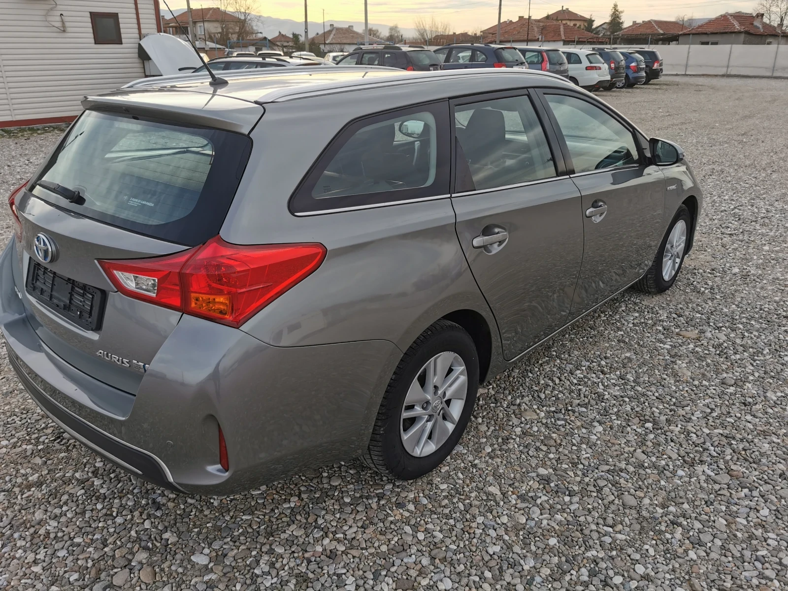 Toyota Auris TOYOTA AURIS HYBRID 1.8 EURO5B  - изображение 3