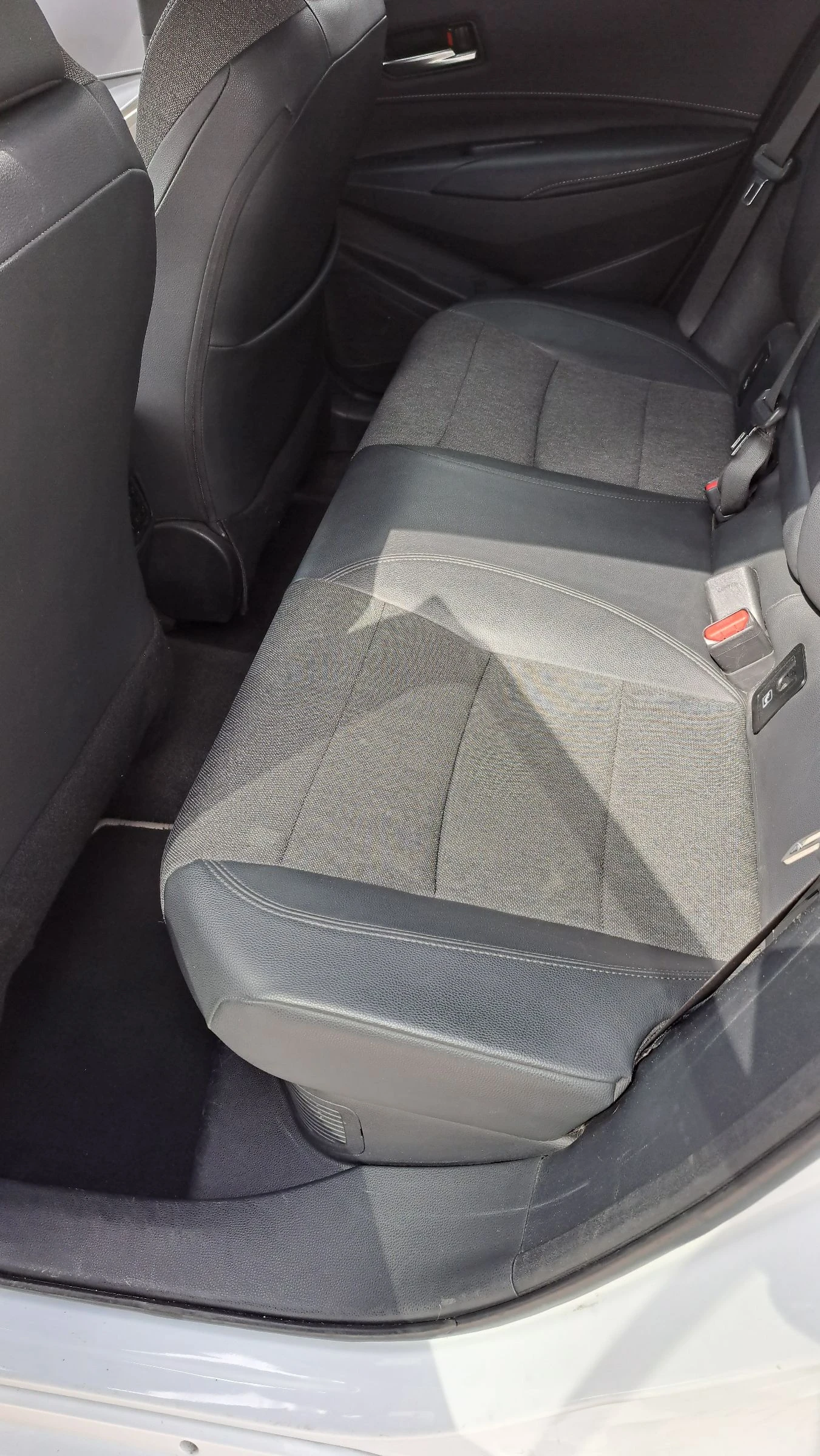 Toyota Corolla 1.8 HYBRID  - изображение 9
