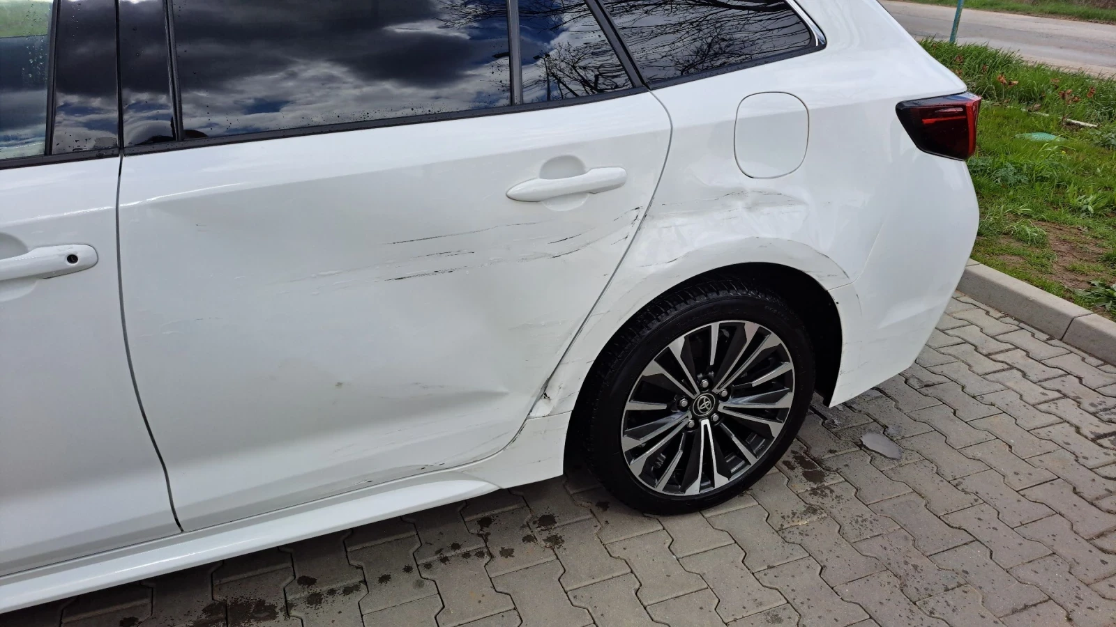 Toyota Corolla 1.8 HYBRID  - изображение 4