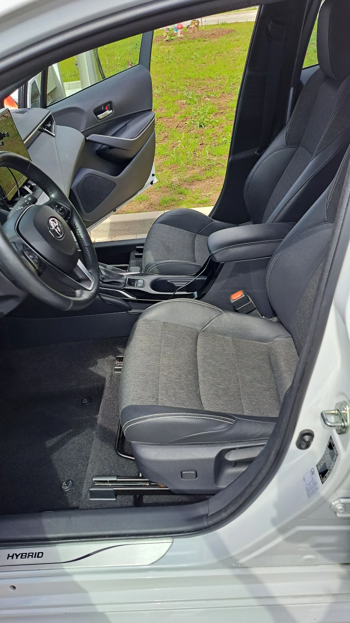 Toyota Corolla 1.8 HYBRID  - изображение 10