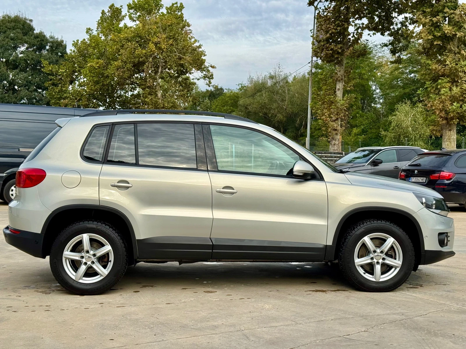 VW Tiguan * FACE* 2.0TDI* 6sk* PARK ASISTENT* , снимка 8 - Автомобили и джипове - 56230510