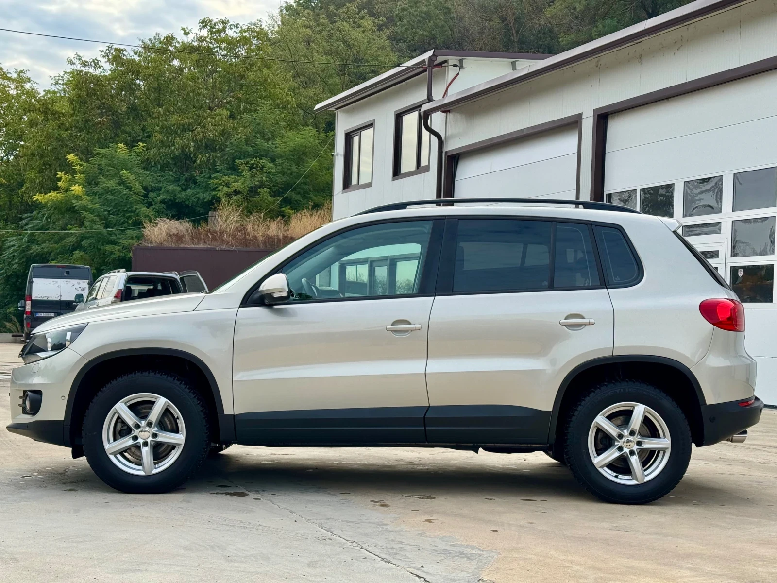 VW Tiguan * FACE* 2.0TDI* 6sk* PARK ASISTENT* , снимка 4 - Автомобили и джипове - 56230510