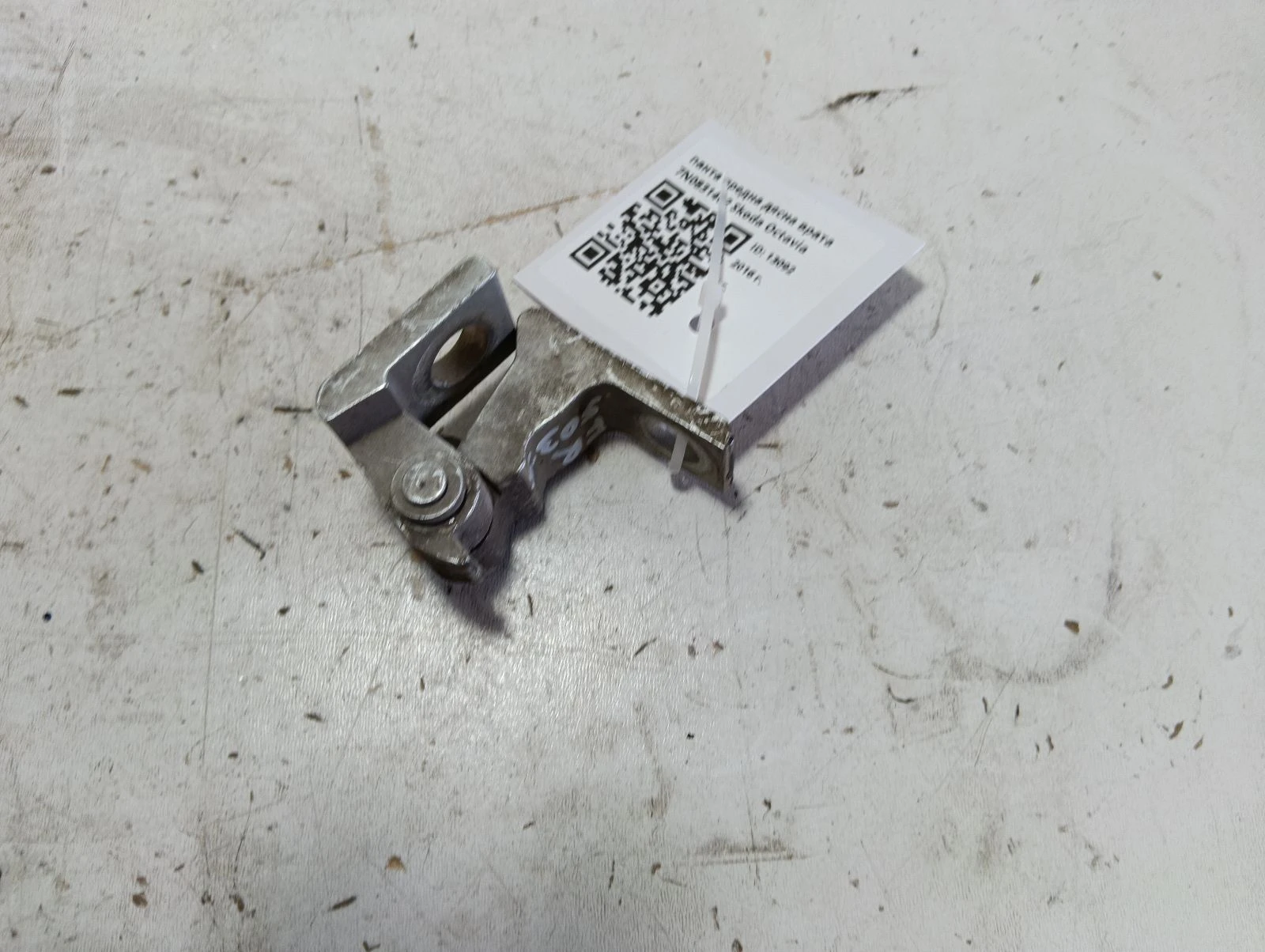 панта предна дясна врата 7N0831402 Skoda Octavia