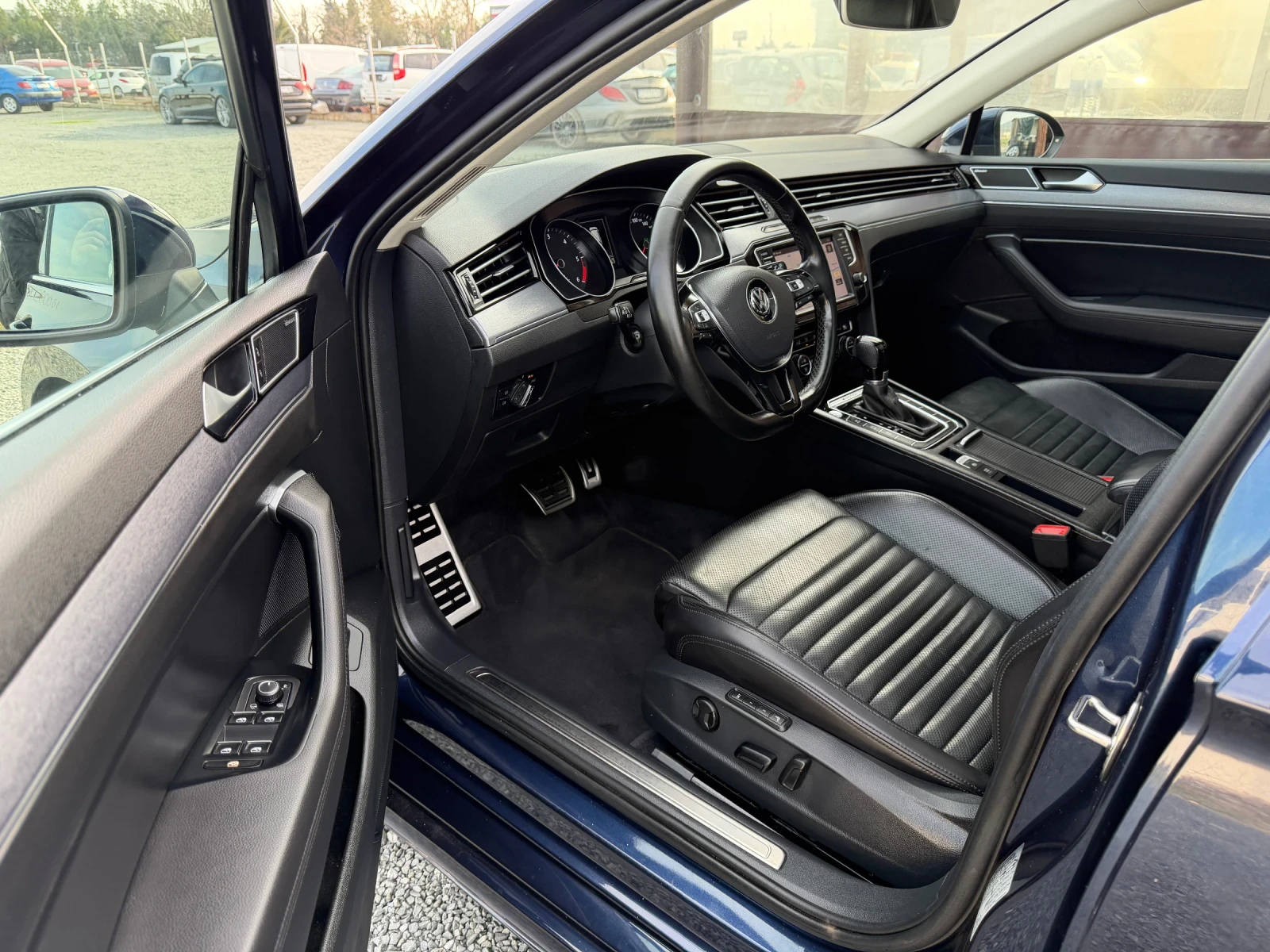 VW Passat 2.0 TDI Rline, снимка 12 - Автомобили и джипове - 53686371