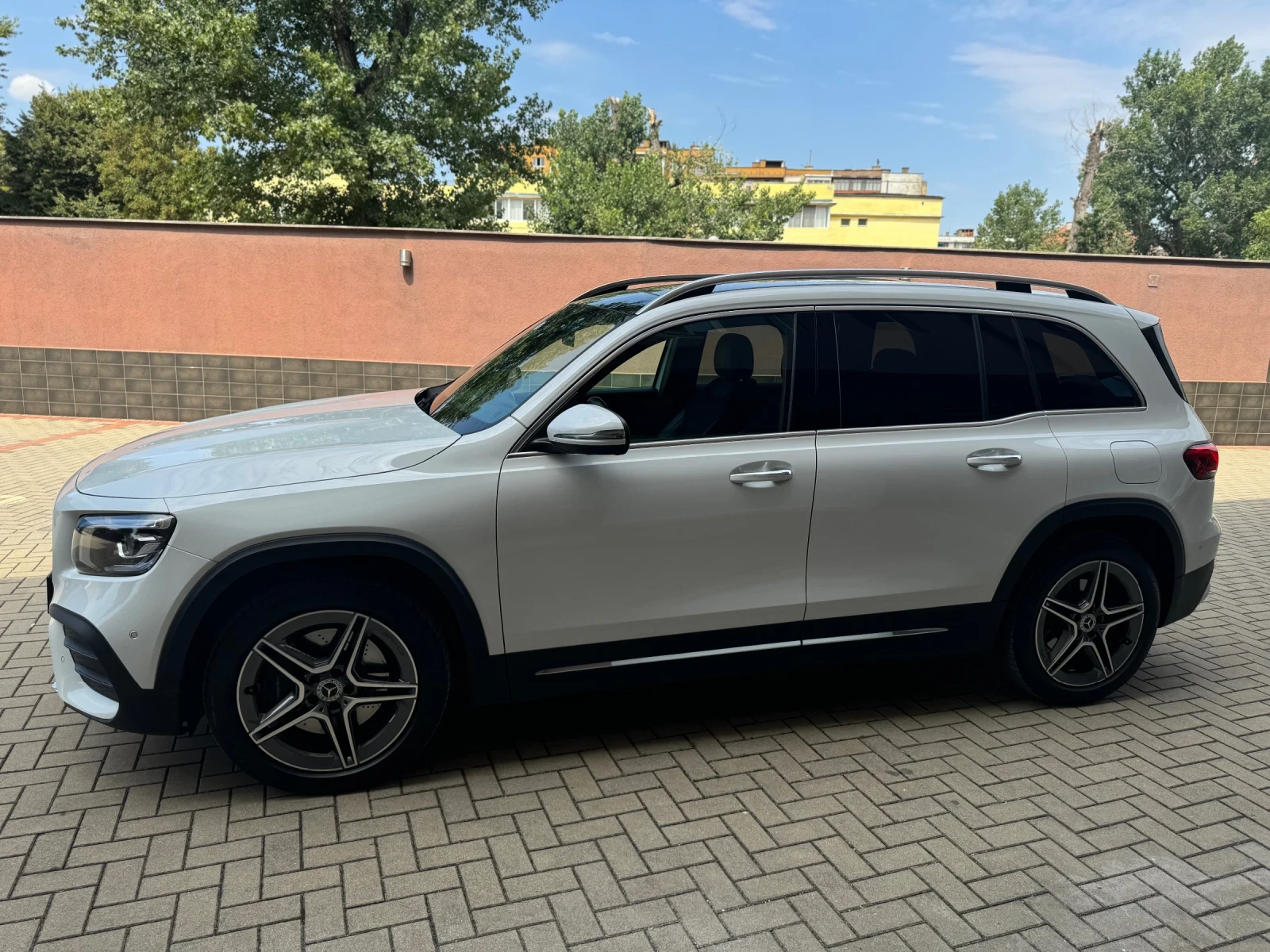 Mercedes-Benz GLB 220 4MATIC AMG PANORAMA 6 + 1 - изображение 2