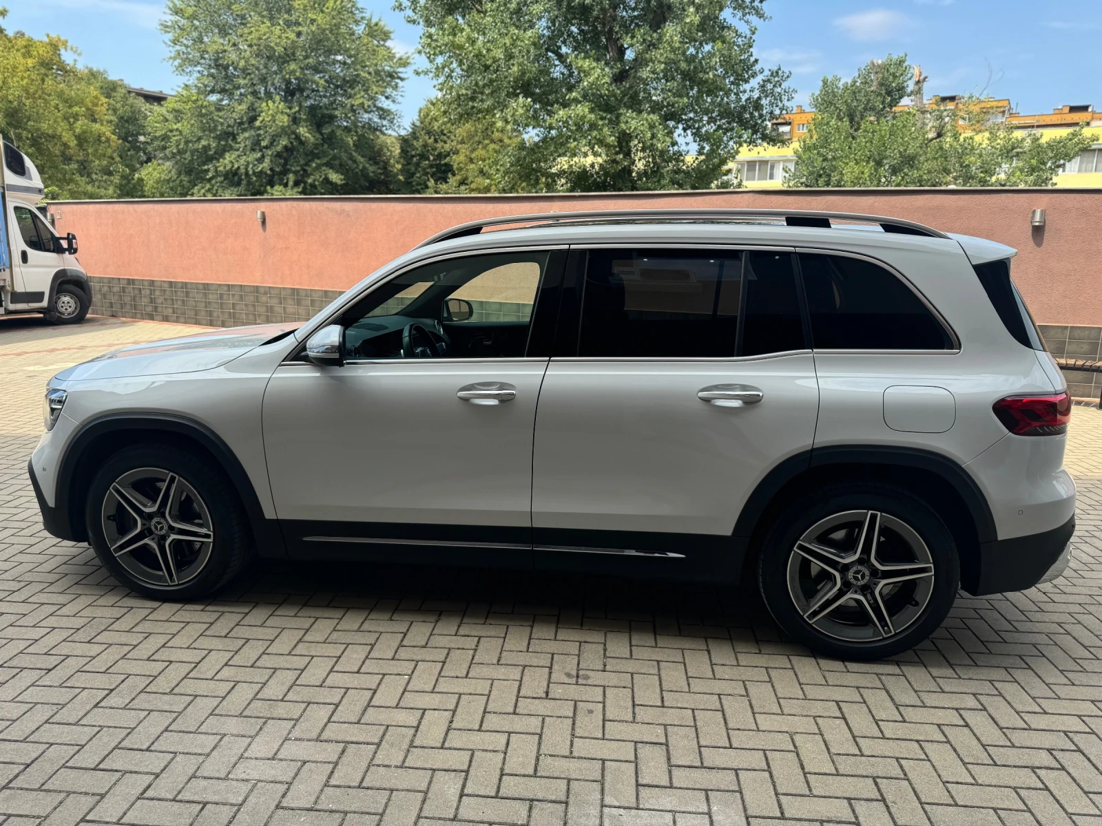 Mercedes-Benz GLB 220 4MATIC AMG PANORAMA 6 + 1 - изображение 3