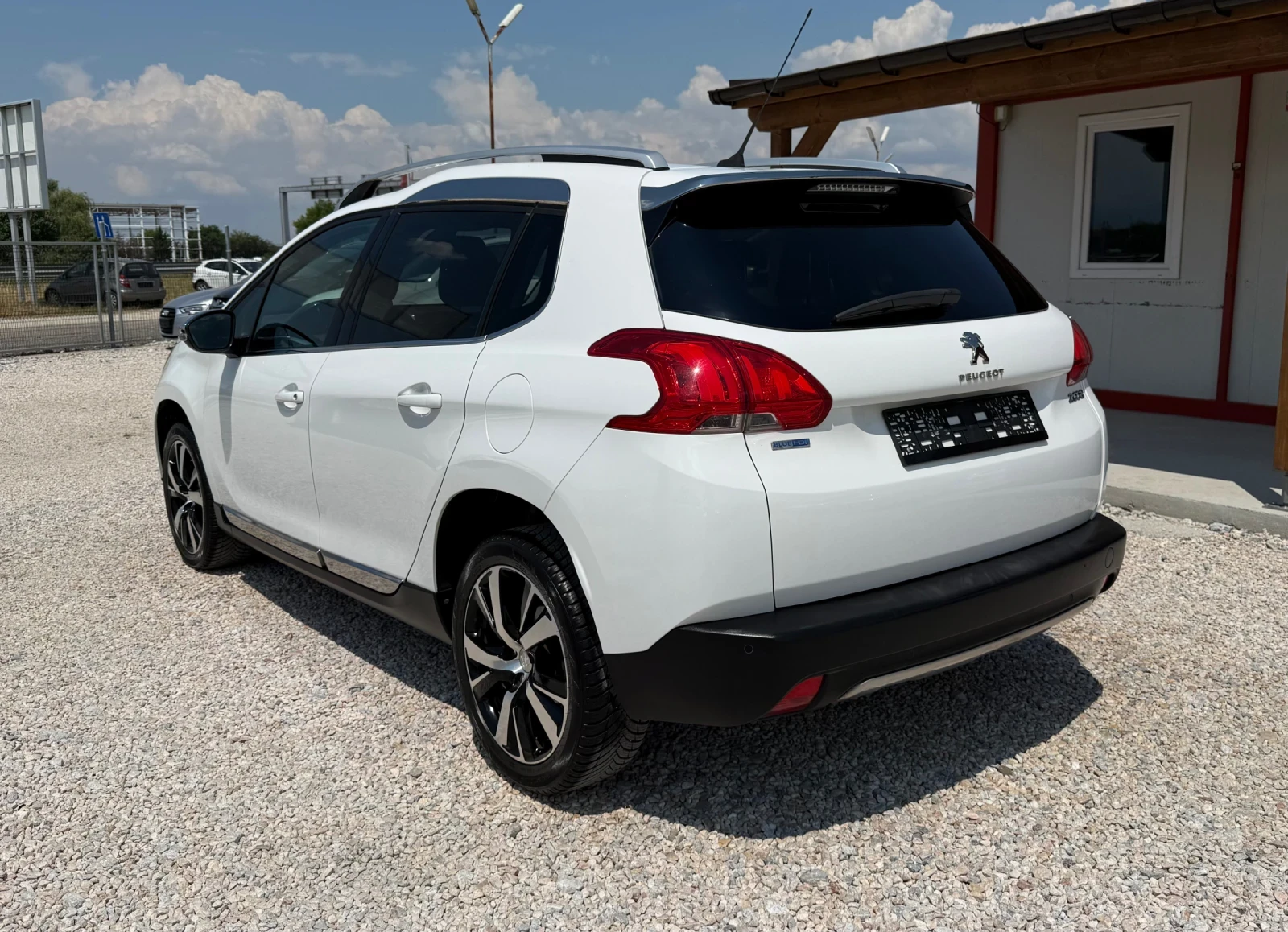 Peugeot 2008 1.6HDI* 120k.c* ALLURE* EURO6B* СЕРВИЗНА ИСТОРИЯ, снимка 3 - Автомобили и джипове - 55064039