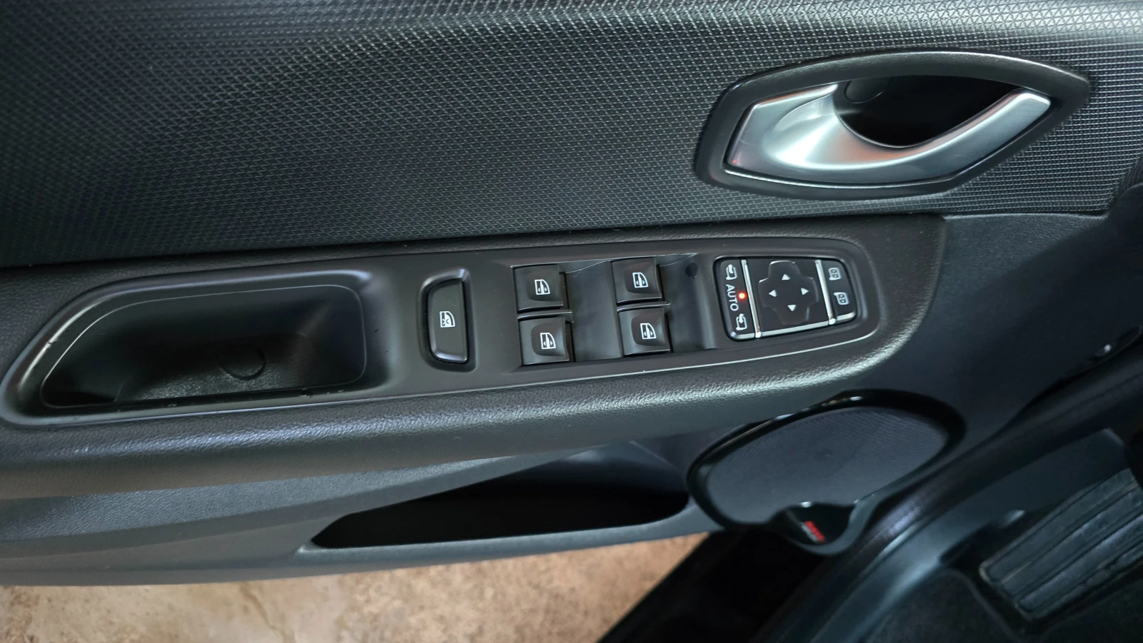 Renault Clio IV 1.5 dci 110 к.с. 6 ск. Intens+ , снимка 10 - Автомобили и джипове - 55084505