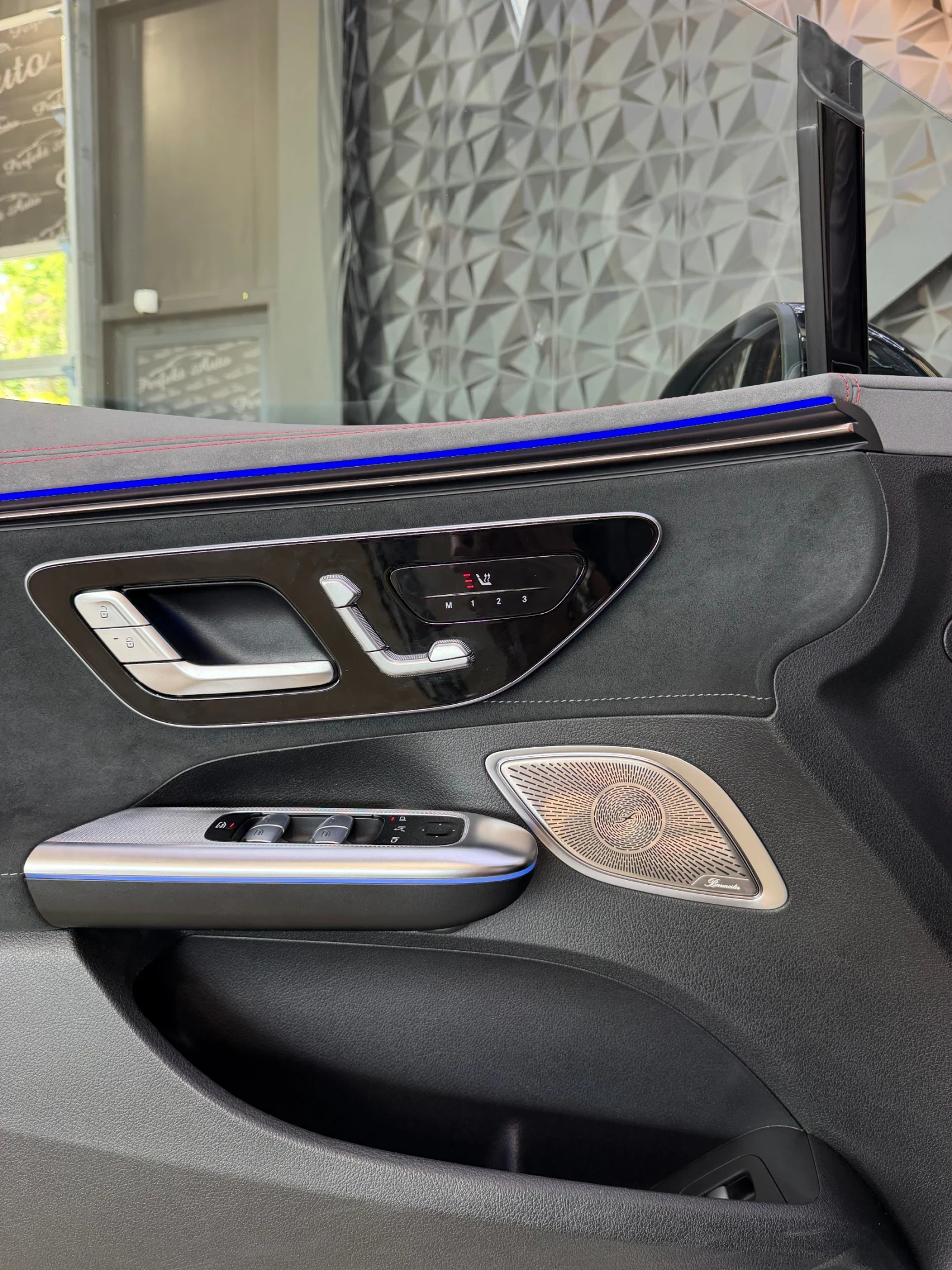 Mercedes-Benz EQE 43 AMG 4 MATIC * HYPER SCREEN * BURMESTER * HEAD U, снимка 12 - Автомобили и джипове - 54597753