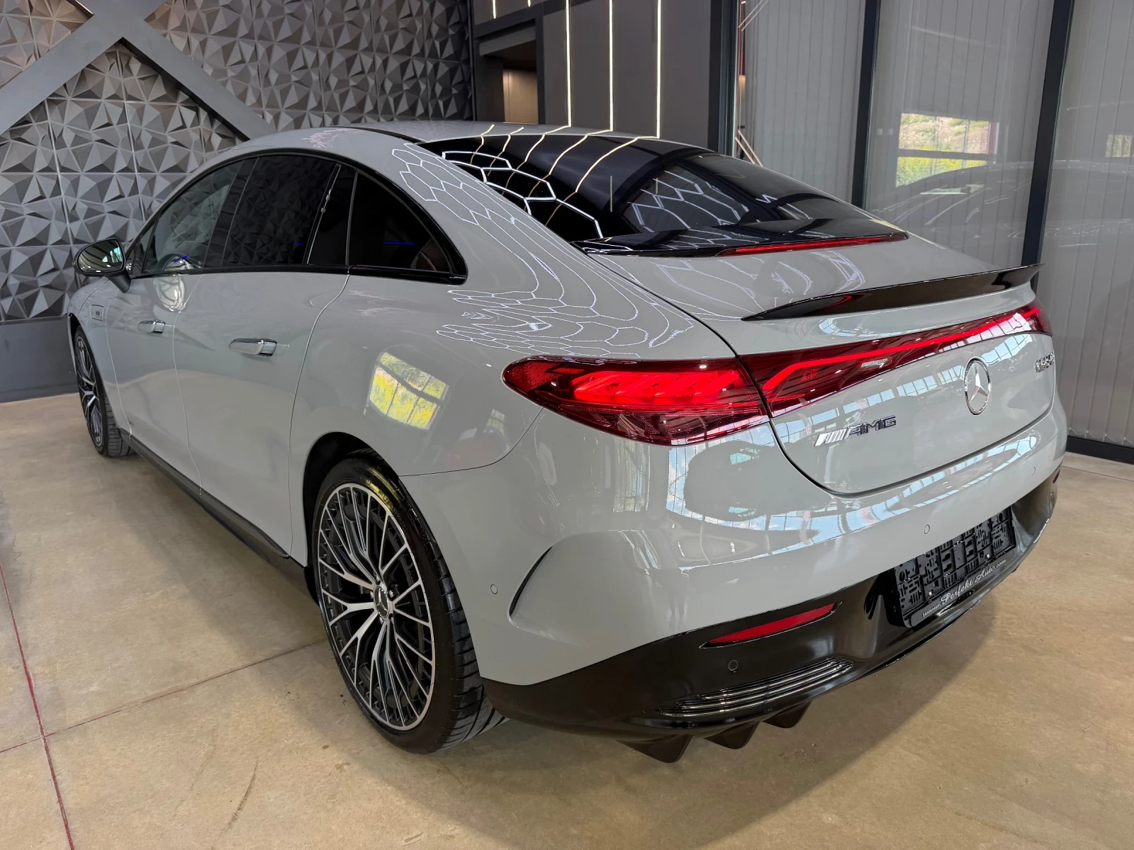 Mercedes-Benz EQE 43 AMG 4 MATIC * HYPER SCREEN * BURMESTER * HEAD U, снимка 3 - Автомобили и джипове - 54597753