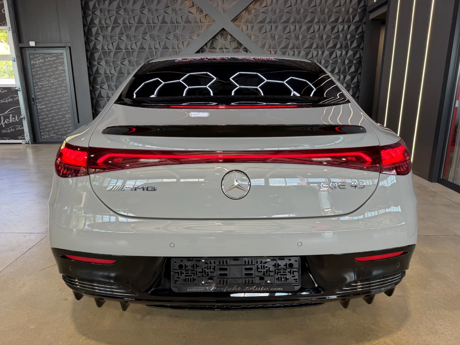 Mercedes-Benz EQE 43 AMG 4 MATIC * HYPER SCREEN * BURMESTER * HEAD U, снимка 4 - Автомобили и джипове - 54597753