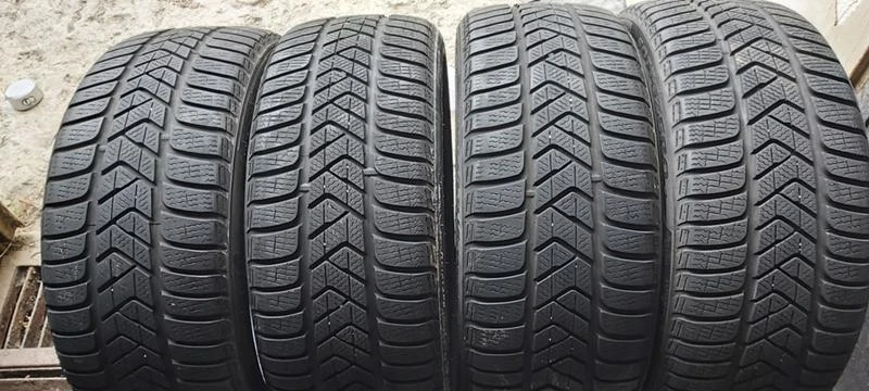 Гуми Зимни 225/40R18, снимка 1 - Гуми и джанти - 30924498