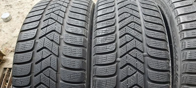 Гуми Зимни 225/40R18, снимка 2 - Гуми и джанти - 30924498