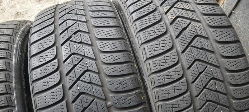 Гуми Зимни 225/40R18, снимка 3 - Гуми и джанти - 30924498