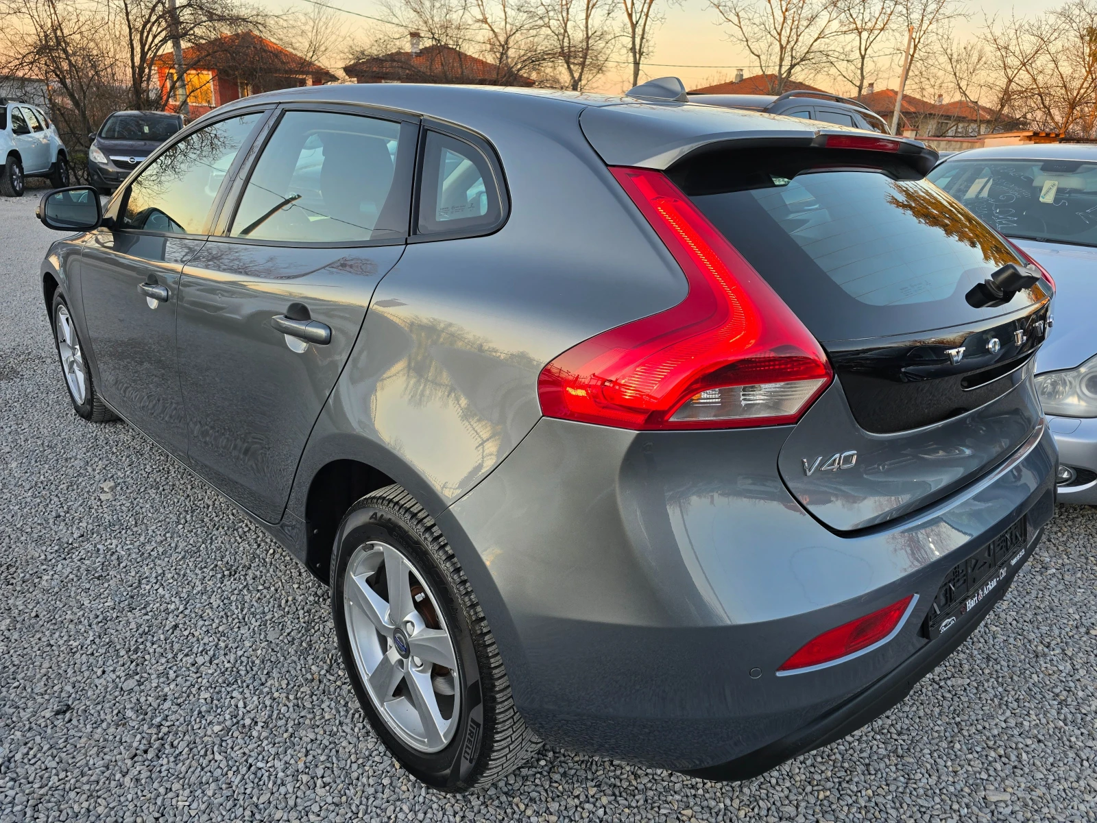 Volvo V40 2.0D2-EВРО 6В-FACELIFT-AВТОМАТИК-НАВИГАЦИЯ - изображение 4