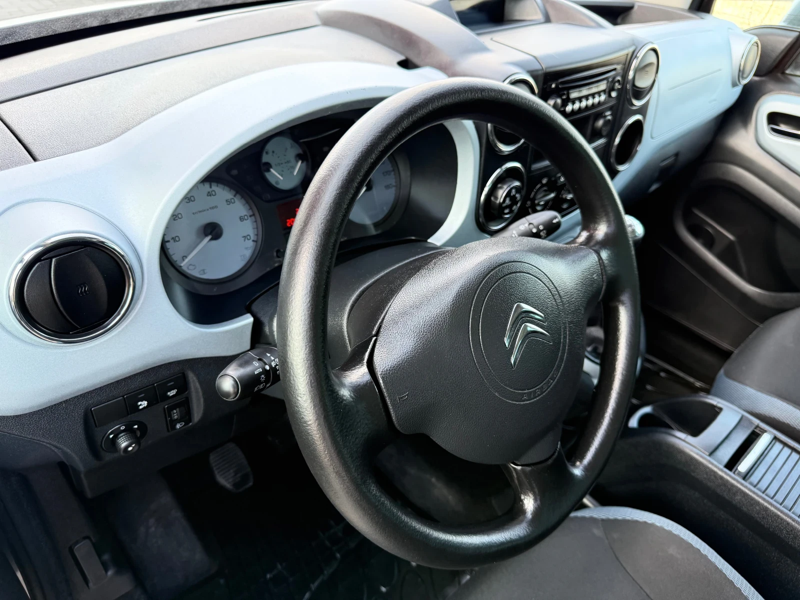 Citroen Berlingo 1.6 HDI / XTR / FACELIFT / LED / PARKTRONIC , снимка 9 - Автомобили и джипове - 53865212