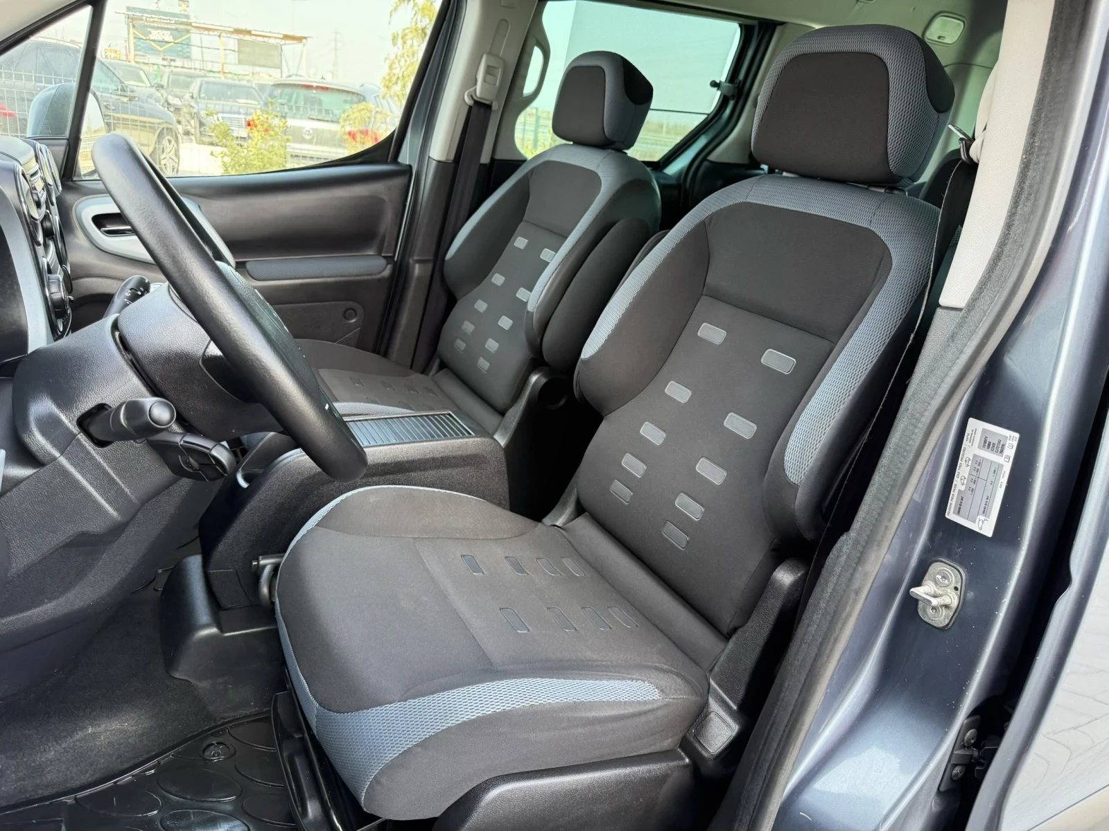 Citroen Berlingo 1.6 HDI / XTR / FACELIFT / LED / PARKTRONIC , снимка 10 - Автомобили и джипове - 53865212