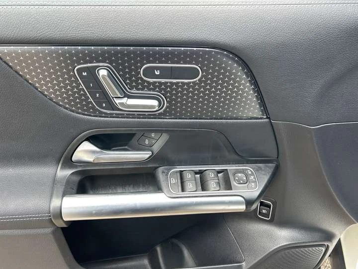 Mercedes-Benz GLA GLA 250 4MATIC, PANOROOF, NAVI, APPLE CARPLAY, AND, снимка 16 - Автомобили и джипове - 53998355