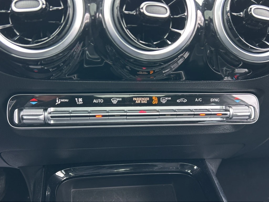 Mercedes-Benz GLA GLA 250 4MATIC, PANOROOF, NAVI, APPLE CARPLAY, AND, снимка 15 - Автомобили и джипове - 53998355