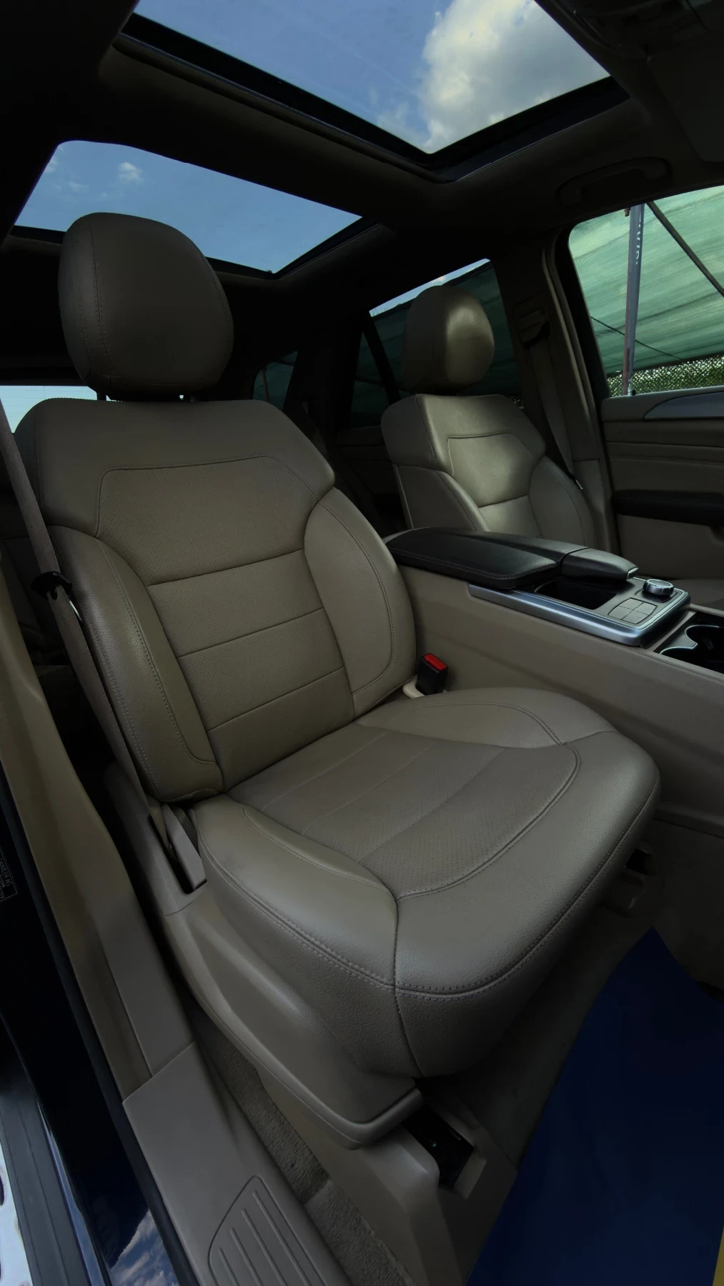 Mercedes-Benz ML 250 4-MATIC| AMG PANO| EXCLUSIVE| СОБСТВЕН ЛИЗИНГ, снимка 9 - Автомобили и джипове - 54436043