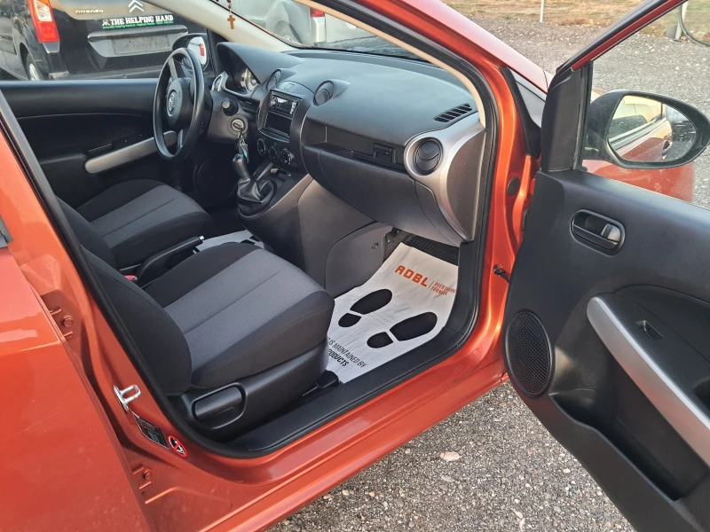 Mazda 2 1.3i, снимка 11 - Автомобили и джипове - 49094778