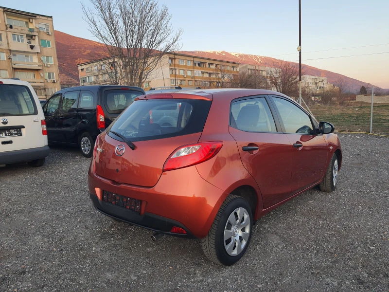 Mazda 2 1.3i, снимка 6 - Автомобили и джипове - 49094778