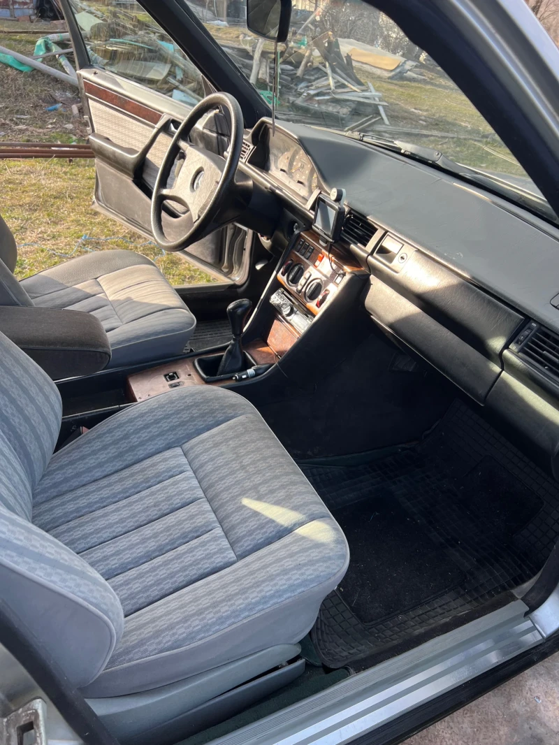 Mercedes-Benz 124 300D, снимка 4 - Автомобили и джипове - 49301758