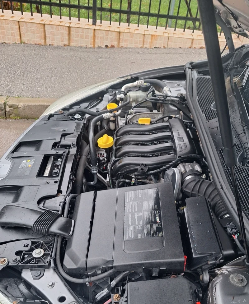 Renault Megane Renault Megan 1.6i бензин 2009г. 6скорости, 110к.с, снимка 14 - Автомобили и джипове - 52579252